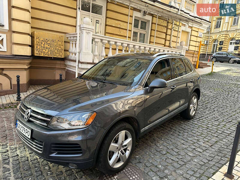 Внедорожник / Кроссовер Volkswagen Touareg 2011 в Киеве