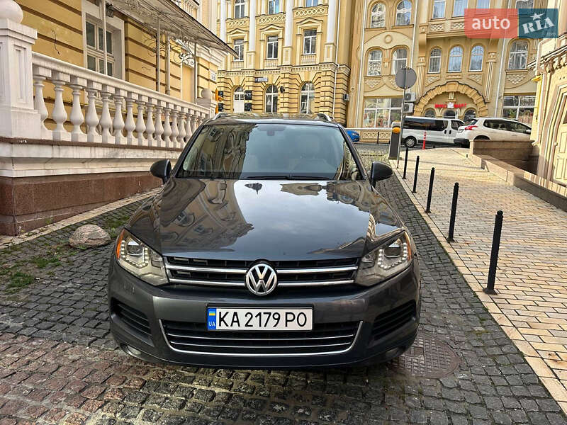 Внедорожник / Кроссовер Volkswagen Touareg 2011 в Киеве