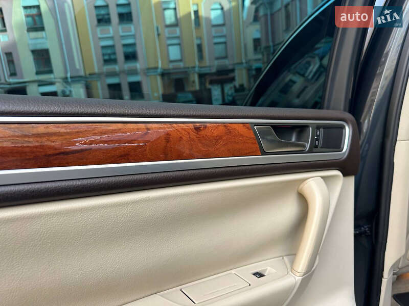 Внедорожник / Кроссовер Volkswagen Touareg 2011 в Киеве