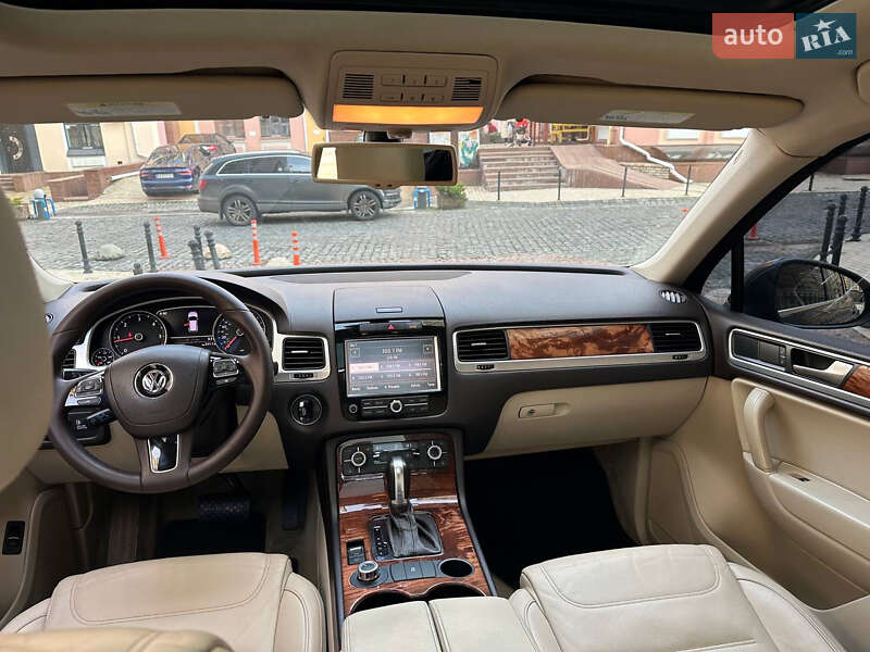 Внедорожник / Кроссовер Volkswagen Touareg 2011 в Киеве