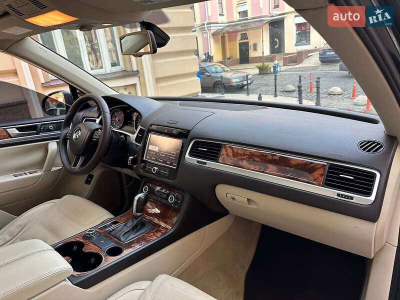 Внедорожник / Кроссовер Volkswagen Touareg 2011 в Киеве