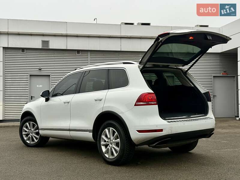 Внедорожник / Кроссовер Volkswagen Touareg 2014 в Киеве