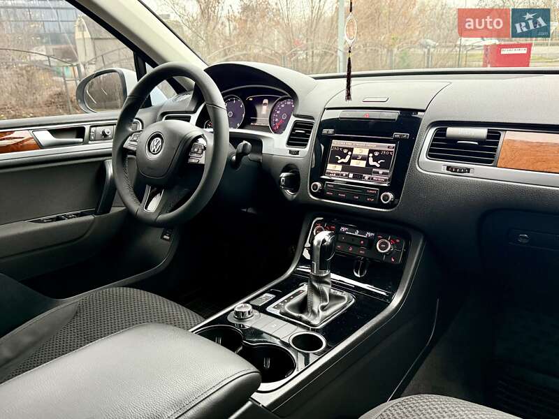 Внедорожник / Кроссовер Volkswagen Touareg 2014 в Киеве