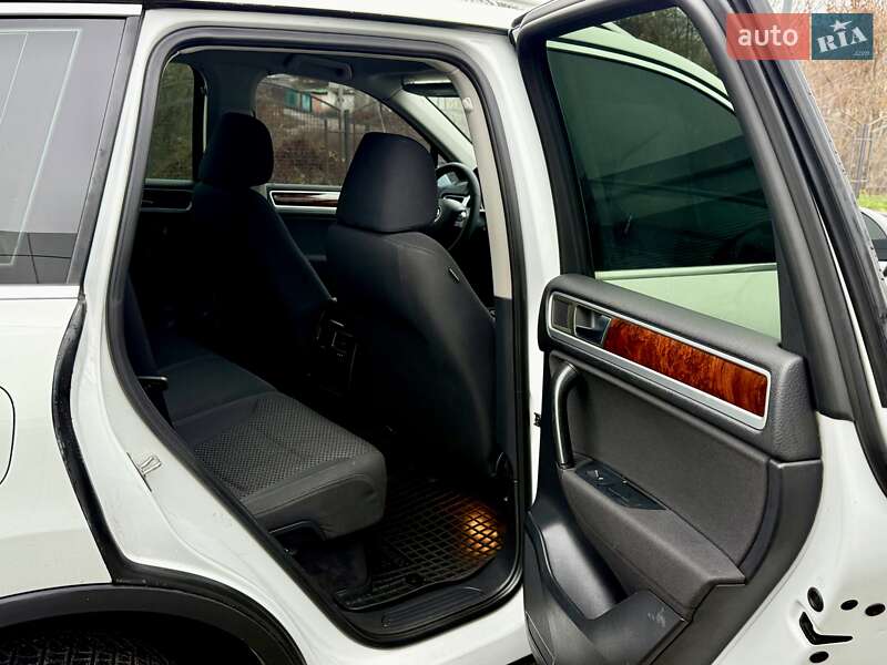 Внедорожник / Кроссовер Volkswagen Touareg 2014 в Киеве