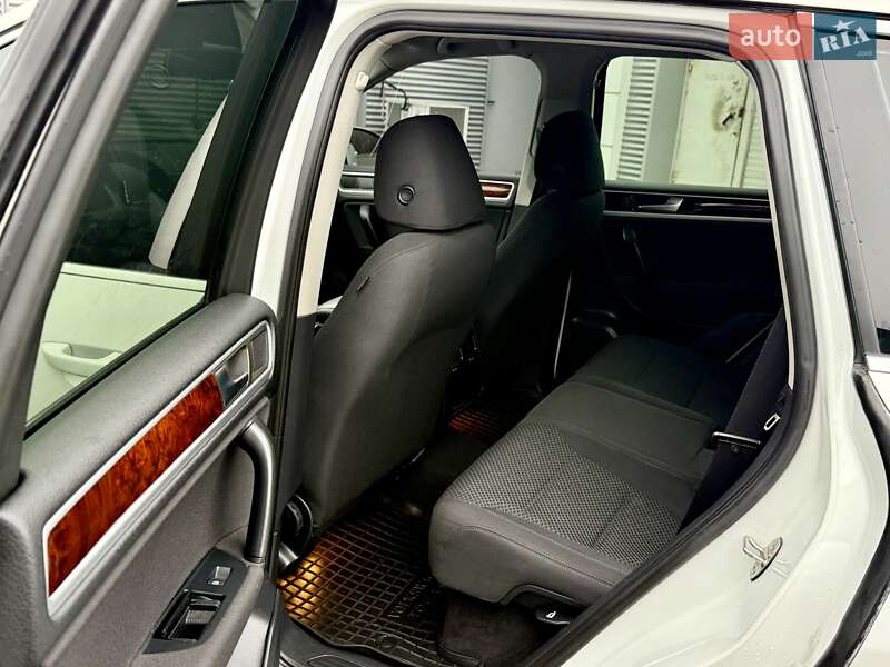 Внедорожник / Кроссовер Volkswagen Touareg 2014 в Киеве