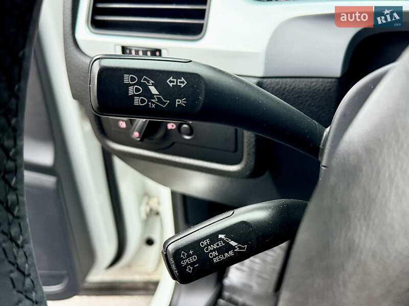 Внедорожник / Кроссовер Volkswagen Touareg 2014 в Киеве