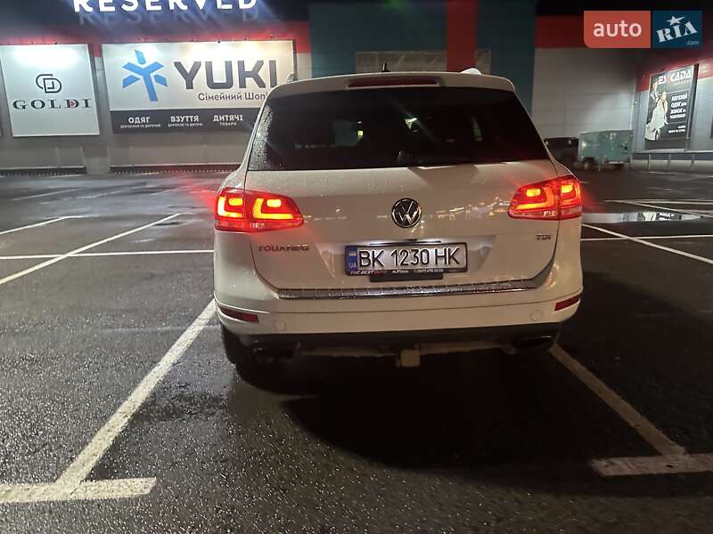 Внедорожник / Кроссовер Volkswagen Touareg 2014 в Ровно