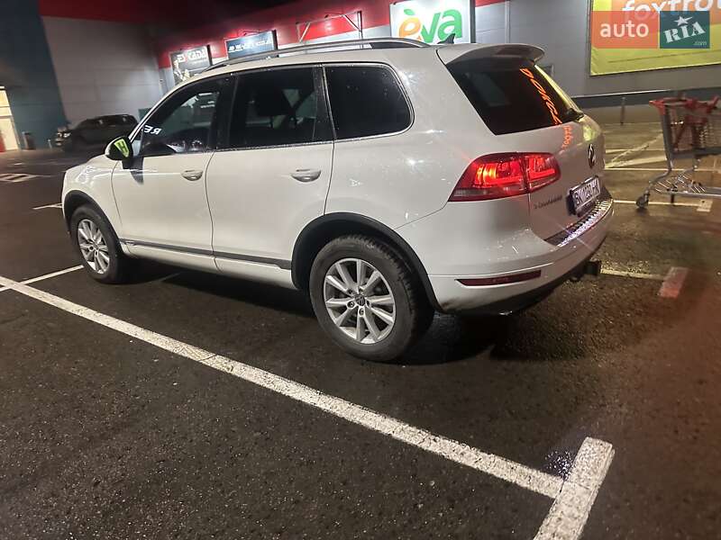 Внедорожник / Кроссовер Volkswagen Touareg 2014 в Ровно