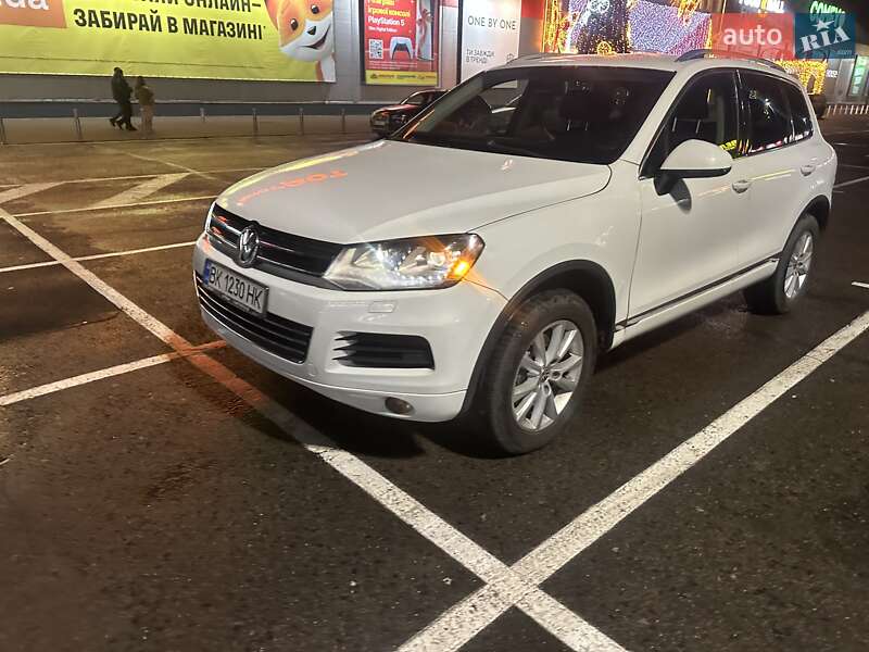 Внедорожник / Кроссовер Volkswagen Touareg 2014 в Ровно