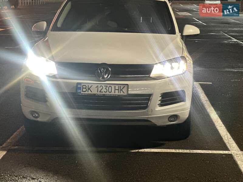 Внедорожник / Кроссовер Volkswagen Touareg 2014 в Ровно