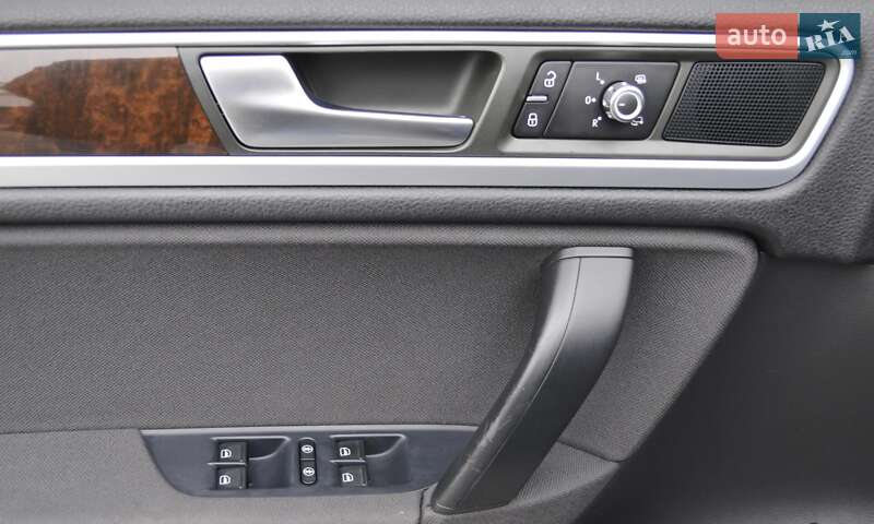 Позашляховик / Кросовер Volkswagen Touareg 2013 в Одесі