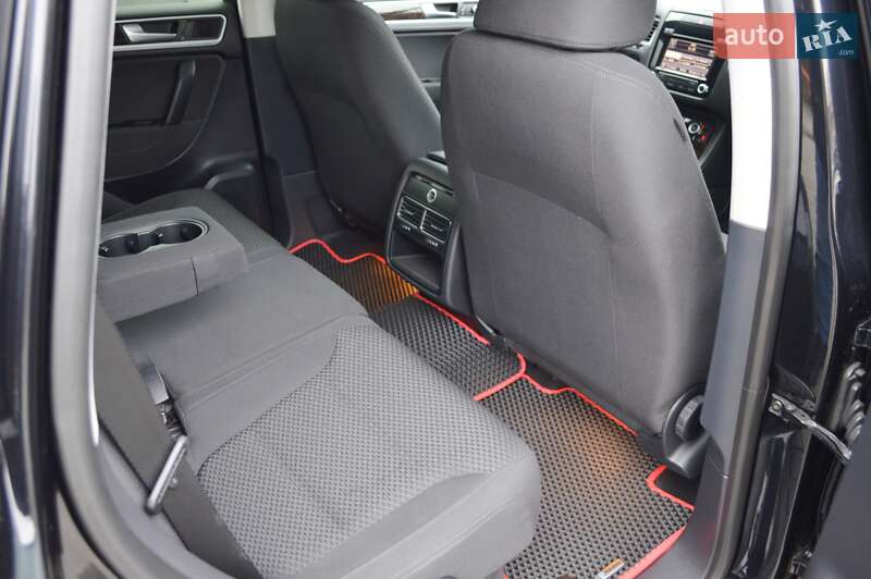 Позашляховик / Кросовер Volkswagen Touareg 2013 в Одесі