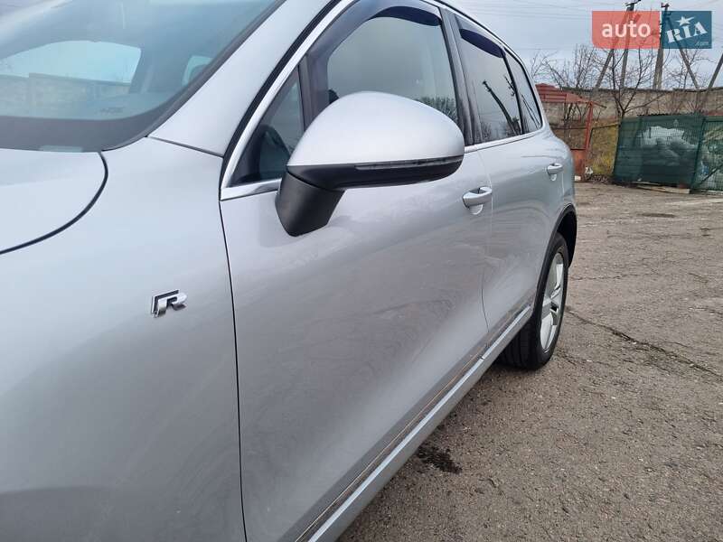 Внедорожник / Кроссовер Volkswagen Touareg 2012 в Ровно