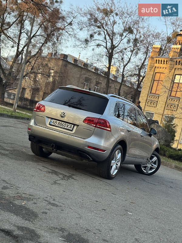 Позашляховик / Кросовер Volkswagen Touareg 2013 в Києві