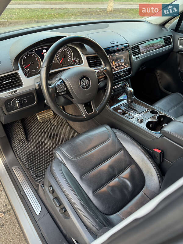 Позашляховик / Кросовер Volkswagen Touareg 2013 в Києві