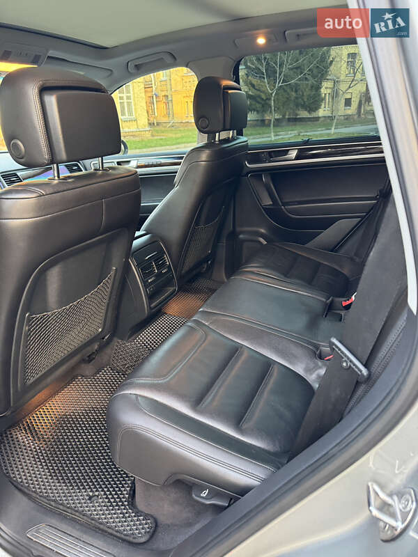 Позашляховик / Кросовер Volkswagen Touareg 2013 в Києві