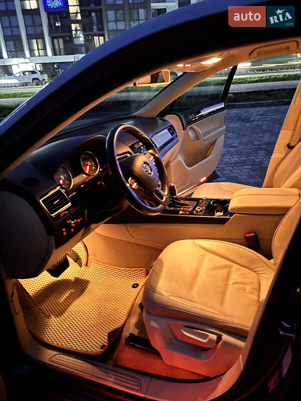 Позашляховик / Кросовер Volkswagen Touareg 2012 в Ужгороді