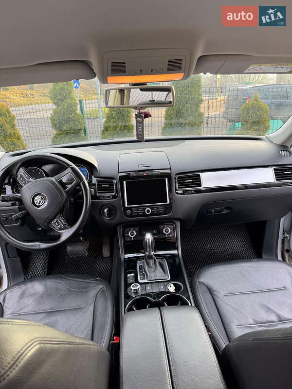 Позашляховик / Кросовер Volkswagen Touareg 2014 в Чернівцях