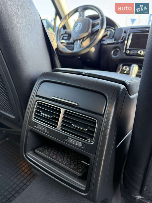 Позашляховик / Кросовер Volkswagen Touareg 2011 в Кам'янець-Подільському