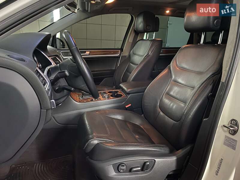 Внедорожник / Кроссовер Volkswagen Touareg 2011 в Умани