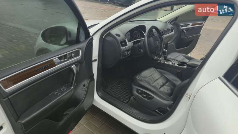 Внедорожник / Кроссовер Volkswagen Touareg 2014 в Львове