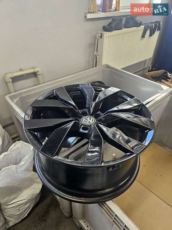 Позашляховик / Кросовер Volkswagen Touareg 2019 в Полтаві