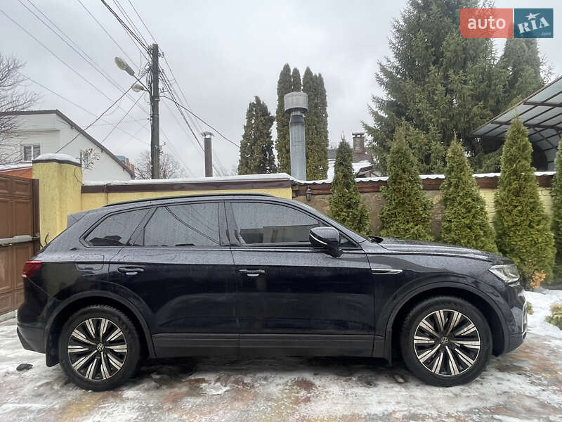 Позашляховик / Кросовер Volkswagen Touareg 2021 в Харкові