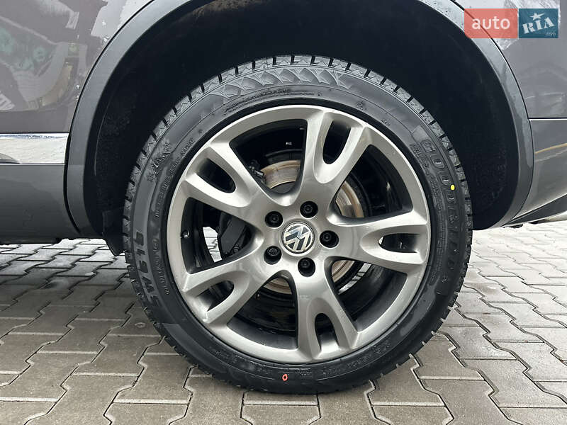 Внедорожник / Кроссовер Volkswagen Touareg 2011 в Владимире