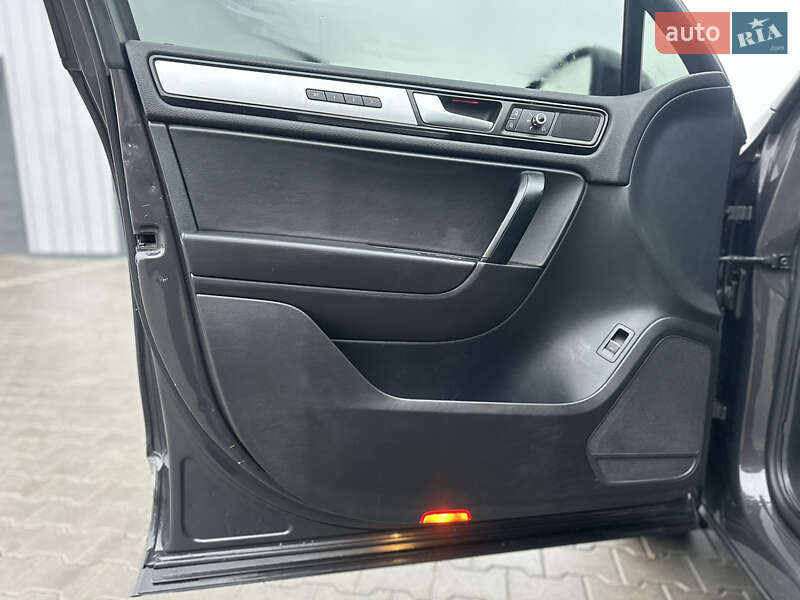 Внедорожник / Кроссовер Volkswagen Touareg 2011 в Владимире