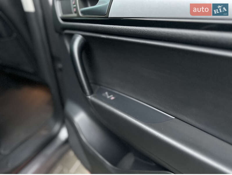 Внедорожник / Кроссовер Volkswagen Touareg 2011 в Владимире