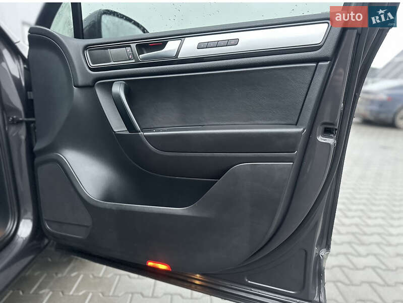 Внедорожник / Кроссовер Volkswagen Touareg 2011 в Владимире