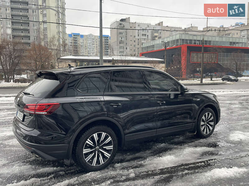 Позашляховик / Кросовер Volkswagen Touareg 2021 в Харкові
