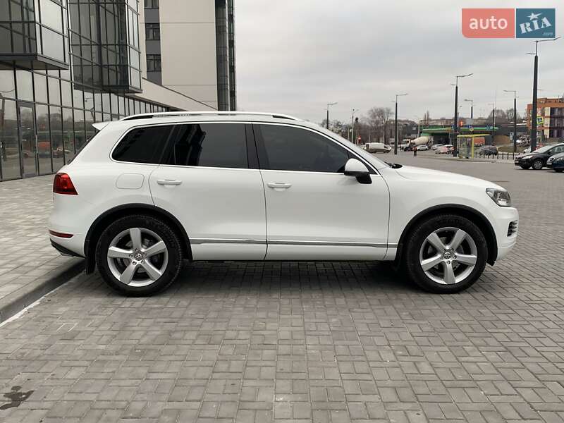 Внедорожник / Кроссовер Volkswagen Touareg 2012 в Днепре