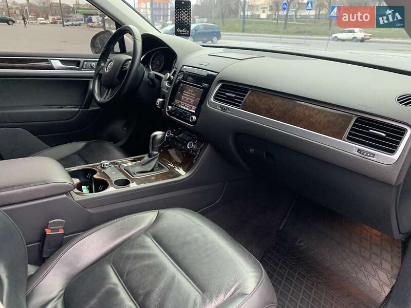 Внедорожник / Кроссовер Volkswagen Touareg 2012 в Днепре