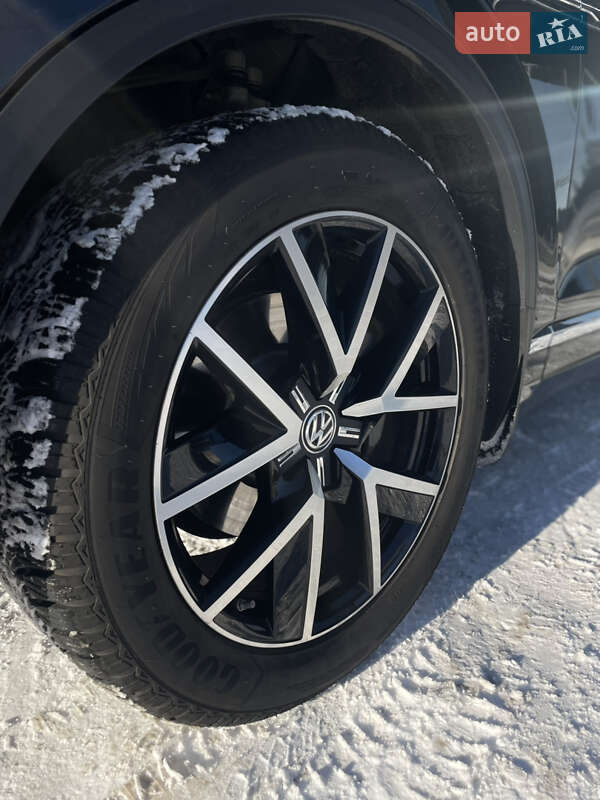 Позашляховик / Кросовер Volkswagen Touareg 2020 в Львові