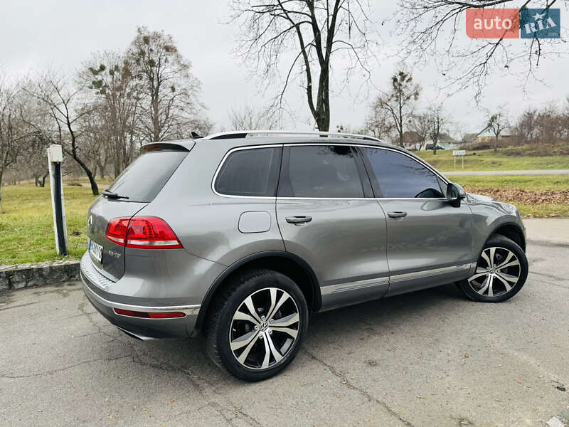 Внедорожник / Кроссовер Volkswagen Touareg 2016 в Ромнах