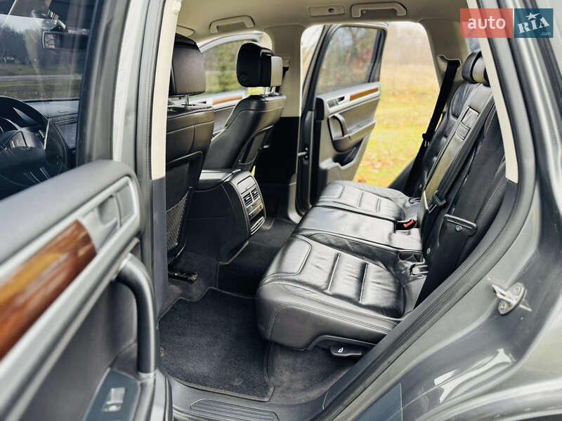 Внедорожник / Кроссовер Volkswagen Touareg 2016 в Ромнах