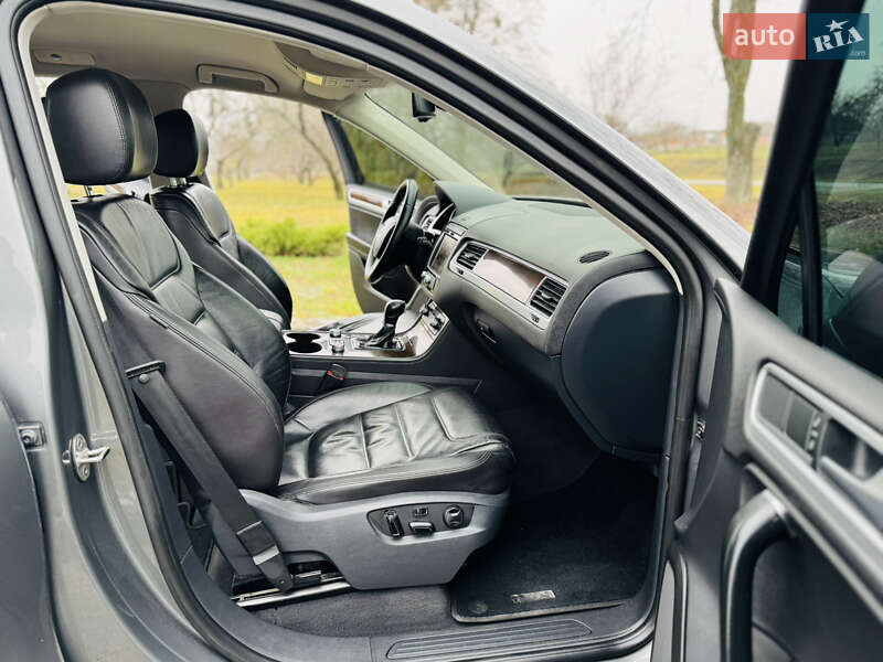 Внедорожник / Кроссовер Volkswagen Touareg 2016 в Ромнах