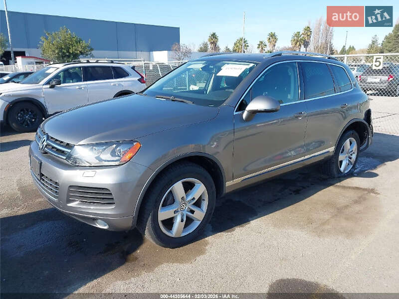 Внедорожник / Кроссовер Volkswagen Touareg 2014 в Ровно