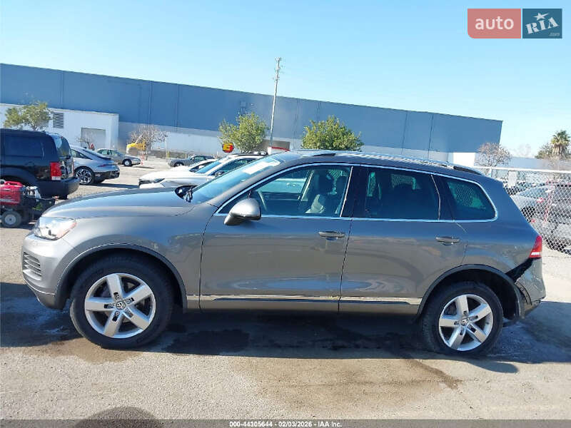 Внедорожник / Кроссовер Volkswagen Touareg 2014 в Ровно