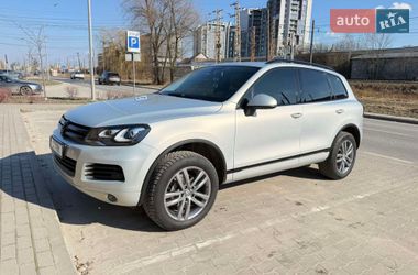 Внедорожник / Кроссовер Volkswagen Touareg 2014 в Львове