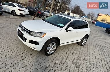 Внедорожник / Кроссовер Volkswagen Touareg 2014 в Ужгороде