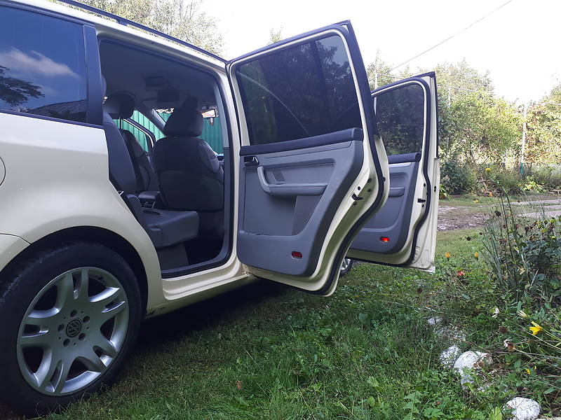 Мінівен Volkswagen Touran 2004 в Іршаві