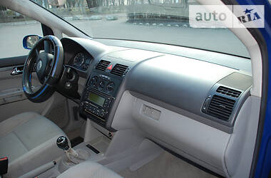 Седан Volkswagen Touran 2003 в 