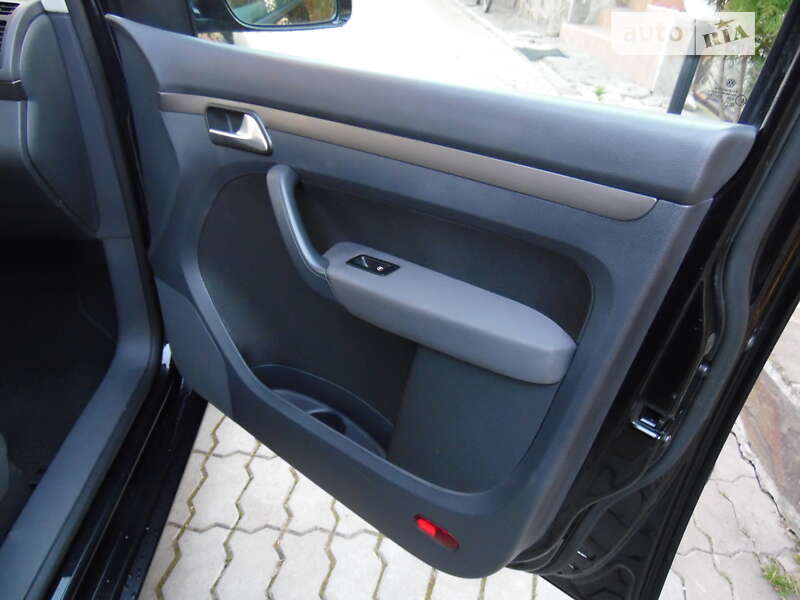 Мінівен Volkswagen Touran 2008 в Стрию