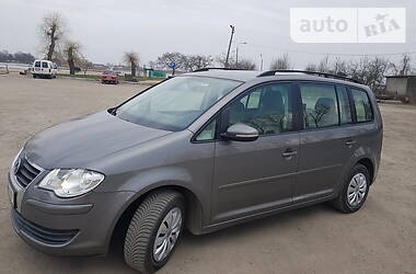 Мінівен Volkswagen Touran 2009 в  фото 9 Мінівен Volkswagen Touran 2009 в