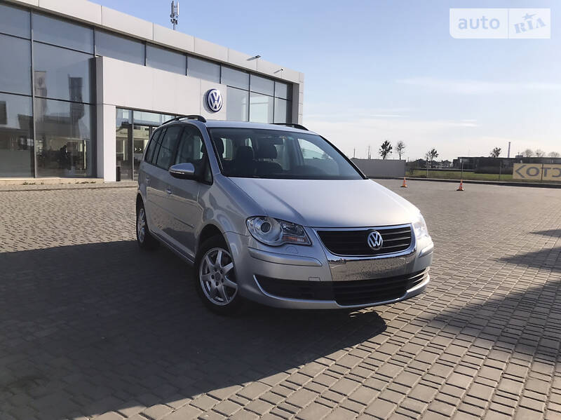 Мінівен Volkswagen Touran 2010 в Луцьку