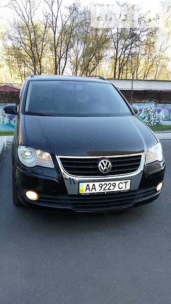 Мінівен Volkswagen Touran 2008 в Києві