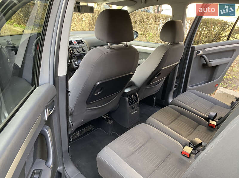 Мінівен Volkswagen Touran 2010 в Калуші