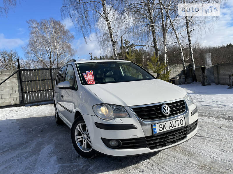 Минивэн Volkswagen Touran 2010 в Кременце